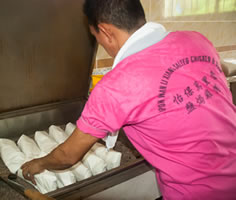 wan-li-xiang-arranging-chickens-to-be-baked-using-salt